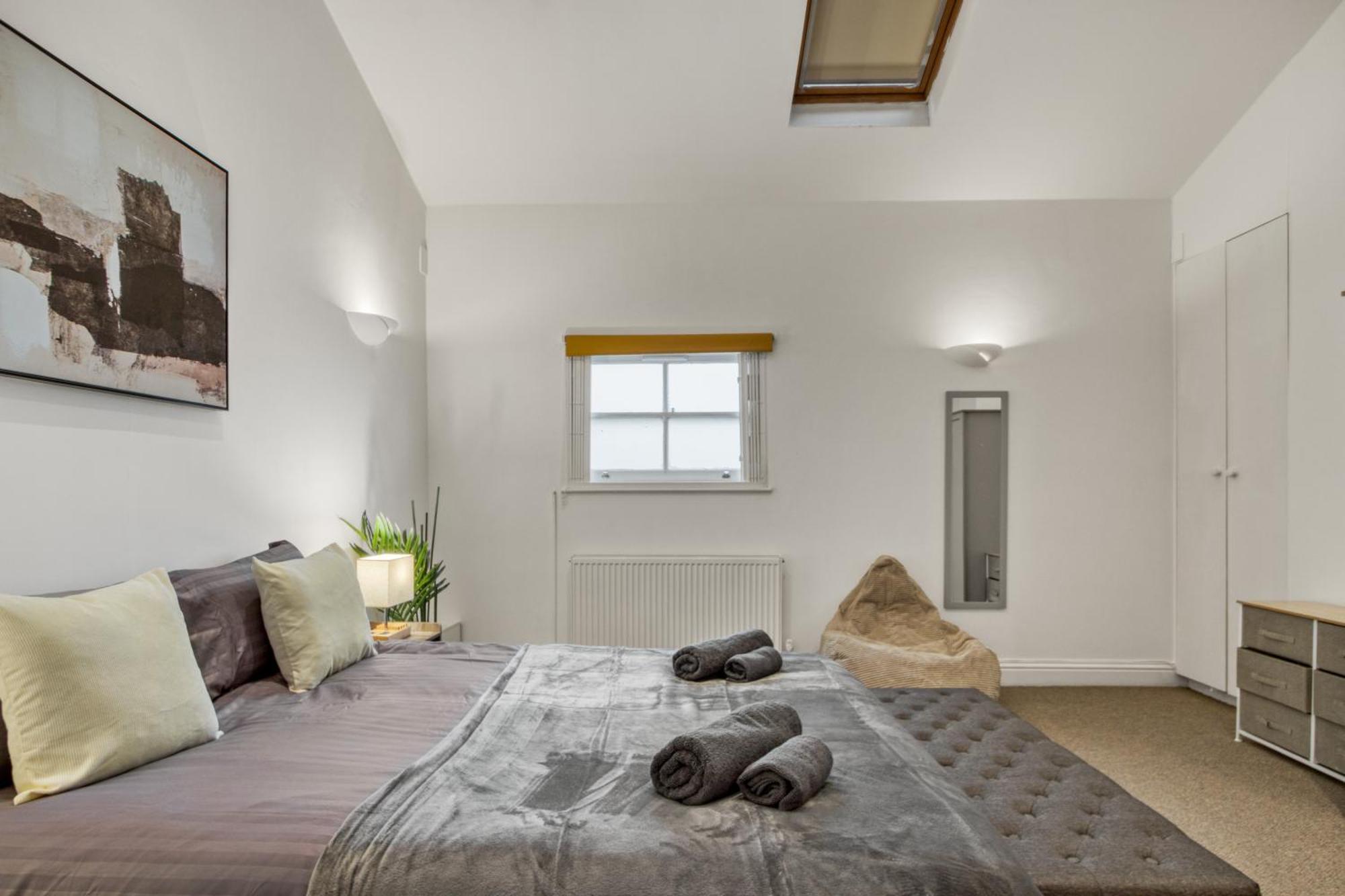 Vibrant 2-bed By Bow Apartment London